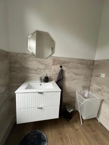 ein Badezimmer mit einem weißen Waschbecken und einer Badewanne in der Unterkunft Wohlfühlquartier Bitterfeld - Monteurswohnung in Bitterfeld