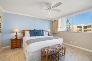 En eller flere senge i et værelse på Royal Kahana 701 · RK 701 Spacious OceanFront 2BD w Pool AC + 42 billeder