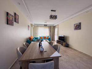 Sheikh ZayedにあるCK_212 . Spacious 2BR Apt. 2 Bathsのテーブルとソファのあるリビングルーム