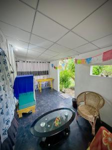 Una sala de estar con una mesa de cristal y un sofá. en Delft Village stay, en Delft East