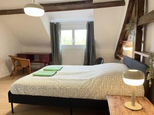 a bedroom with a bed and a desk and a window at L'Oiselière - Campagne - Proche circuit - 5p in Mulsanne