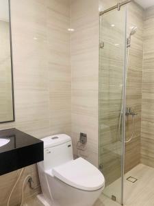 Koupelna v ubytování Modern 1 bedroom apt at The Emerald Golf View - Pool, Gym, Near Aeon Mall and VSIP