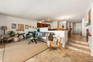 una sala de estar con un sofá y una mesa en Kaanapali Royal A303 · KRL A303 Relaxing Hawaiian 2BD on Golf Co, en Lahaina