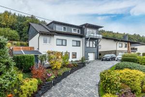 a large white house with a driveway at Ferienwohnung Kraus 