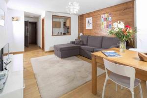 sala de estar con sofá y mesa en Le Cretet 2 apartment - Chamonix All Year, en Chamonix-Mont-Blanc