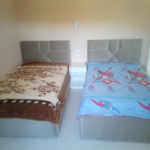 two beds sitting next to each other in a bedroom at Casa privata in campagna 