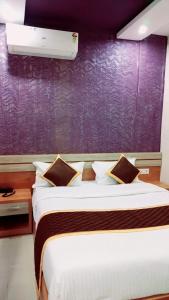 PadinjaratharaにあるRadissionの紫の壁のベッドルーム1室(大型ベッド1台付) +7枚の写真