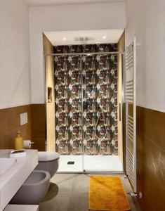 Un baño de OrangeSun Holiday Home x12 with parking 41 fotos más