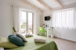 Una televisión o centro de entretenimiento en OrangeSun Holiday Home x12 with parking