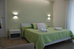 Una cama o camas en una habitación de OrangeSun Holiday Home x12 with parking