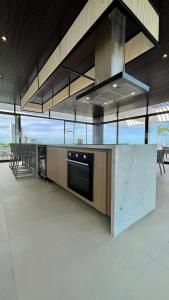 - une cuisine avec une cuisinière dans l'établissement Studio moderno e equipado, a poucos passos da Beira Mar, à Fortaleza