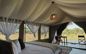 Postel nebo postele na pokoji v ubytování Lion's Cradle