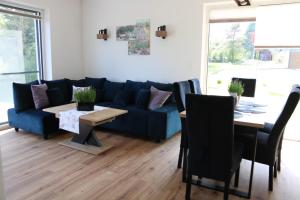 ŻelistrzewoLawendowe Zacisze的客厅里有一张蓝色的沙发和一张桌子