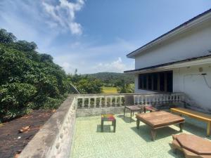een patio met een tafel en een bank op een gebouw bij Villa Portuguesa 5 bhk calangute in Calangute