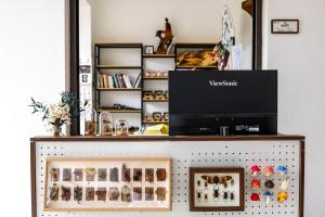 a display case with a television on top of it at Xinwo Homestay in Pan-na-meng-hun