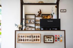 a shop with a display case with a tv on top at Xinwo Homestay in Pan-na-meng-hun