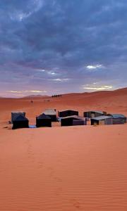 メルズーガにあるMerzouga Standard Bivouacの砂漠の中の一団