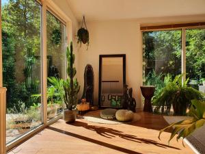 a living room with a mirror and some plants at Het Groene Hart in Groesbeek +14 photos