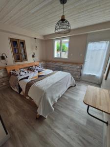 a bedroom with a large bed in a room at Charmant appartement indépendant Ty-Oustal in Millau
