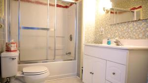une salle de bains avec douche, toilettes et lavabo dans l'établissement The Windsor Cottage, à Cape May