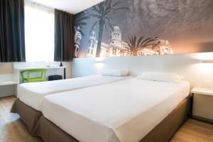Postel nebo postele na pokoji v ubytování B&B HOTEL Alicante