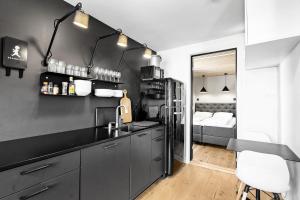 クリスティアンサンにある360 view Penthouse l Home office l 60 sqm balconyの黒いキッチン(シンク、ベッド付)