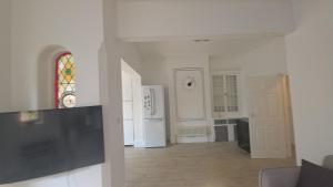 sala de estar con TV y cocina en Justin Superb Luxury Holiday Home, en Thornton Heath 9 fotos más