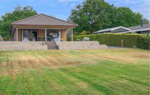una casa con césped delante de una casa en Lovely Home In Sunds With House Sea View, en Sunds