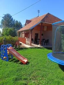 Zona de juegos infantil en Vikendica i apartman HS