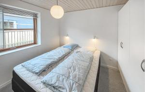 Una cama sentada en una habitación con ventana. en Lovely Home In Sunds With House Sea View, en Sunds 6 fotos más