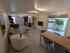 TV a/nebo společenská místnost v ubytování Appartement T3 avec jacuzzi et terrasse privée