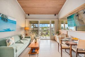 カハナにあるNapili Shores H262 · NS H262 BeachFront Condo Ocean Views Pool Hのソファとテーブルのあるリビングルーム