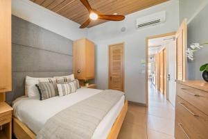 カハナにあるNapili Shores H262 · NS H262 BeachFront Condo Ocean Views Pool Hのベッドと天井扇風機のある寝室