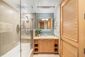 カハナにあるNapili Shores H262 · NS H262 BeachFront Condo Ocean Views Pool Hのシャワーと洗面台付きのバスルーム +56枚の写真