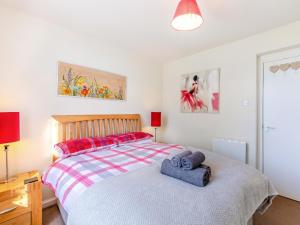 a bedroom with a bed with two towels on it at South Lodge - Uk48318 in Berwick-Upon-Tweed