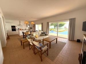 ein Wohnzimmer mit Sofa und Tisch in der Unterkunft Casa das Laranjeiras in Torrão