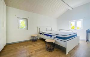 LavilledieuにあるCozy Home In Lavilledieuの白い部屋(ベッド1台、スツール2脚付)