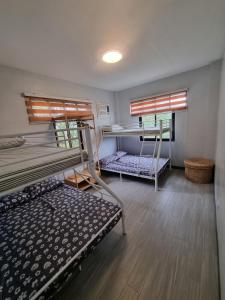 una stanza con due letti a castello e una finestra di Miracle's Farm at Tarlac  Altre 70 foto