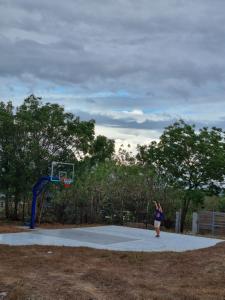 una donna sta giocando a basket su un canestro da basket di Miracle's Farm at Tarlac 