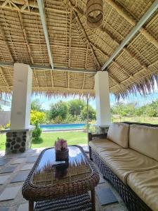 un soggiorno con un divano e un tavolo di Miracle's Farm at Tarlac 