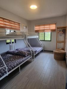 Camera con 2 letti a castello e scala di Miracle's Farm at Tarlac 