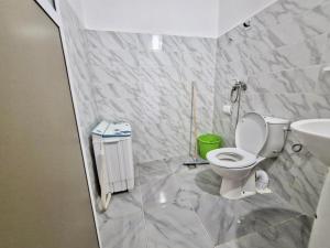 Oulad AkkouにあるResidence Hamada Laayoune - Family & Traveler Apartmentsのトイレと洗面台付きのバスルーム