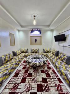 Oulad AkkouにあるResidence Hamada Laayoune - Family & Traveler Apartmentsのソファとテーブルのあるリビングルーム