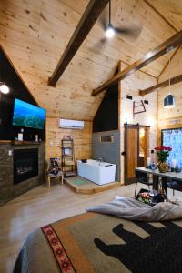TV a/nebo společenská místnost v ubytování Emerald Forest! Romance, Luxury and nature mins to PF and GB