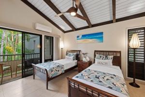 Un dormitorio con dos camas y un balcón. en Wailea Ekolu 1604 · WE 1604 Wailea 2BD Condo w AC Pool Near Beac, en Kihei 43 fotos más
