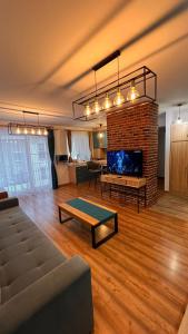 圣格奥尔基Timeless Comfort的带沙发和壁炉的客厅