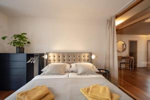 a bedroom with a large bed with two towels on it at Loft in Seenähe im Herzen von Bregenz in Größing