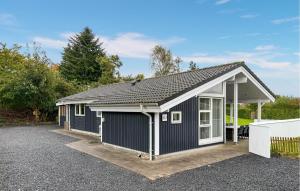 ホーフブルグにある3 Bedroom Stunning Home In Hovborgの白黒の外観の小屋