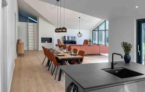 Kuchyň nebo kuchyňský kout v ubytování 4 Bedroom Stunning Home In Aakirkeby