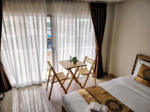 Postel nebo postele na pokoji v ubytování Amai Pancakery and Residence